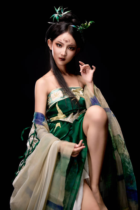 身穿古装汉服坐在椅子上的古灵精怪少女图片