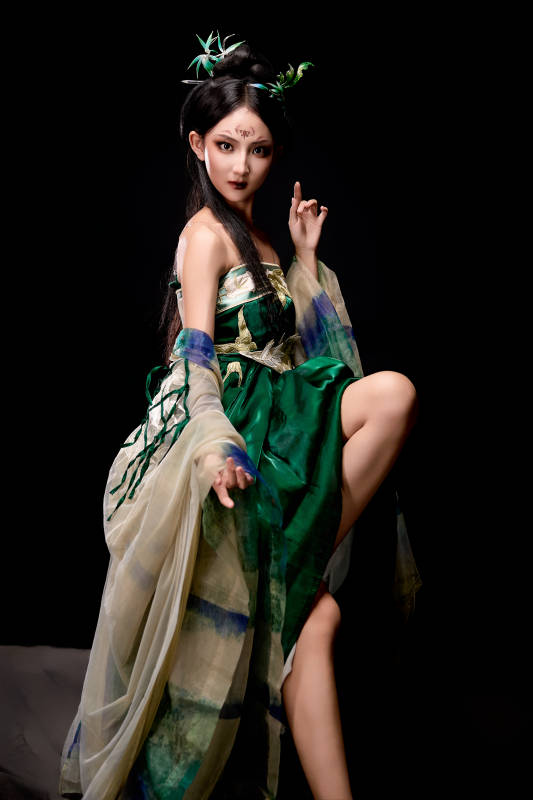 身穿古装汉服坐在椅子上的古灵精怪少女图片