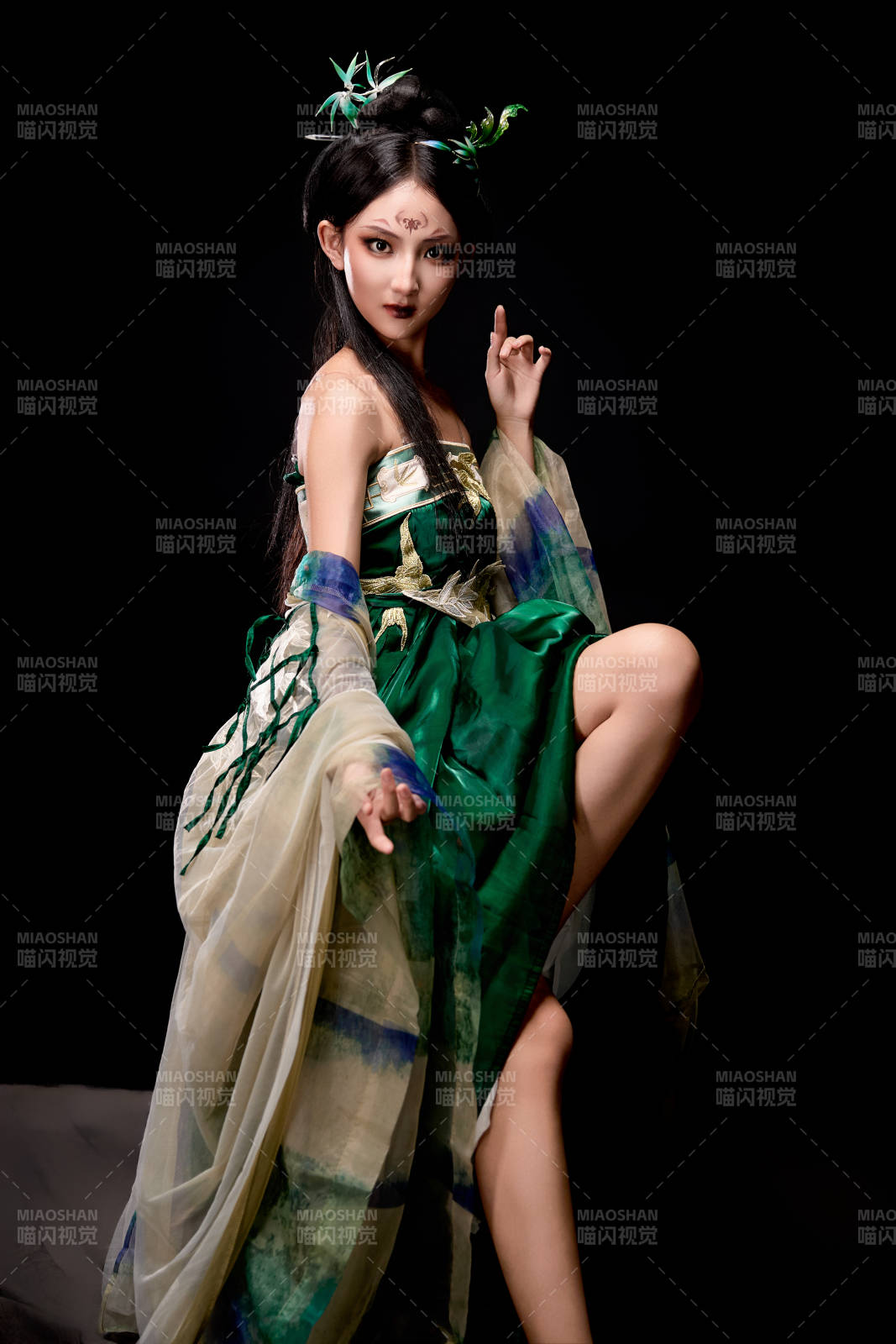 身穿古装汉服坐在椅子上的古灵精怪少女图片