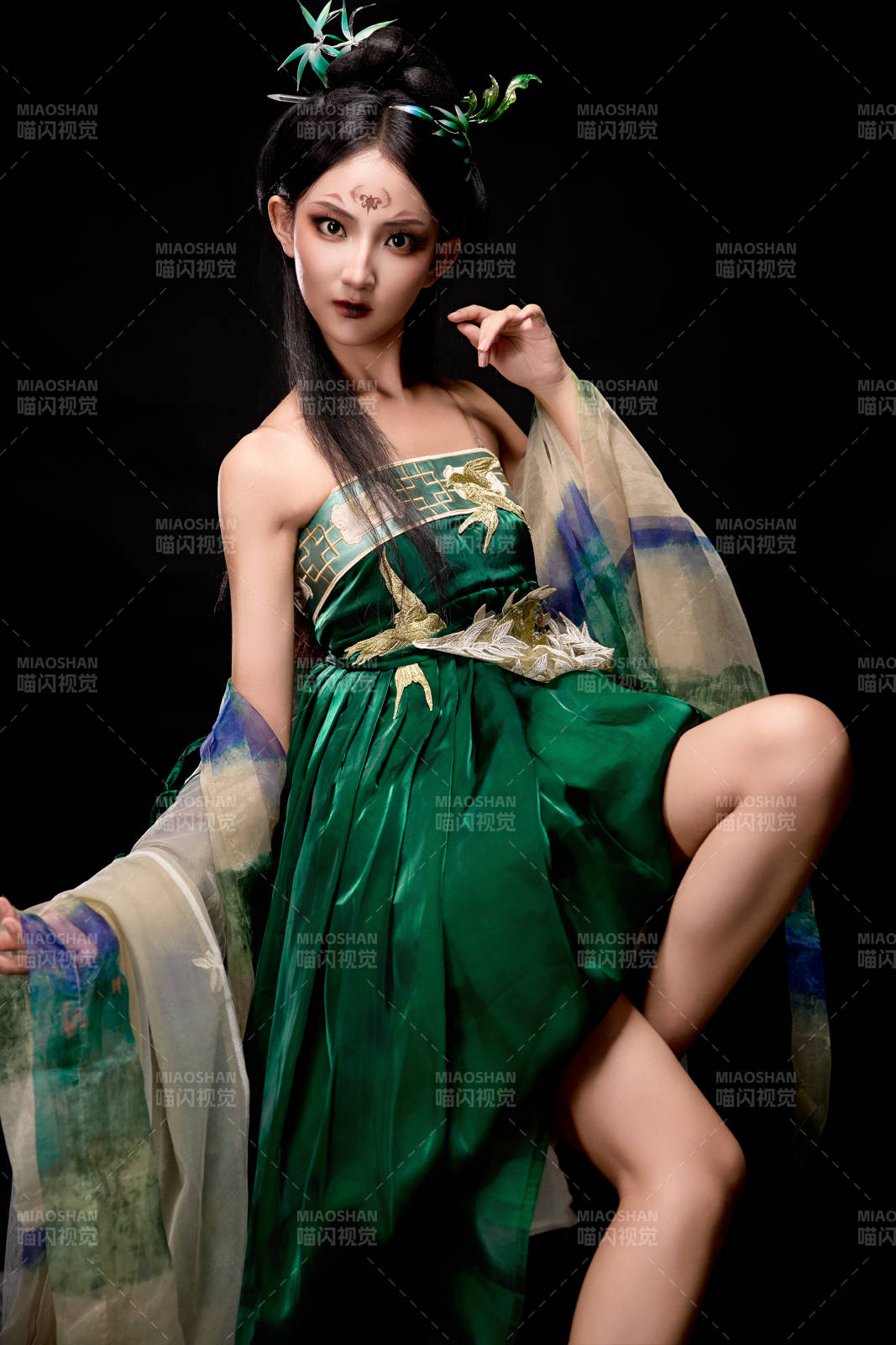 身穿古装汉服坐在椅子上的古灵精怪少女图片