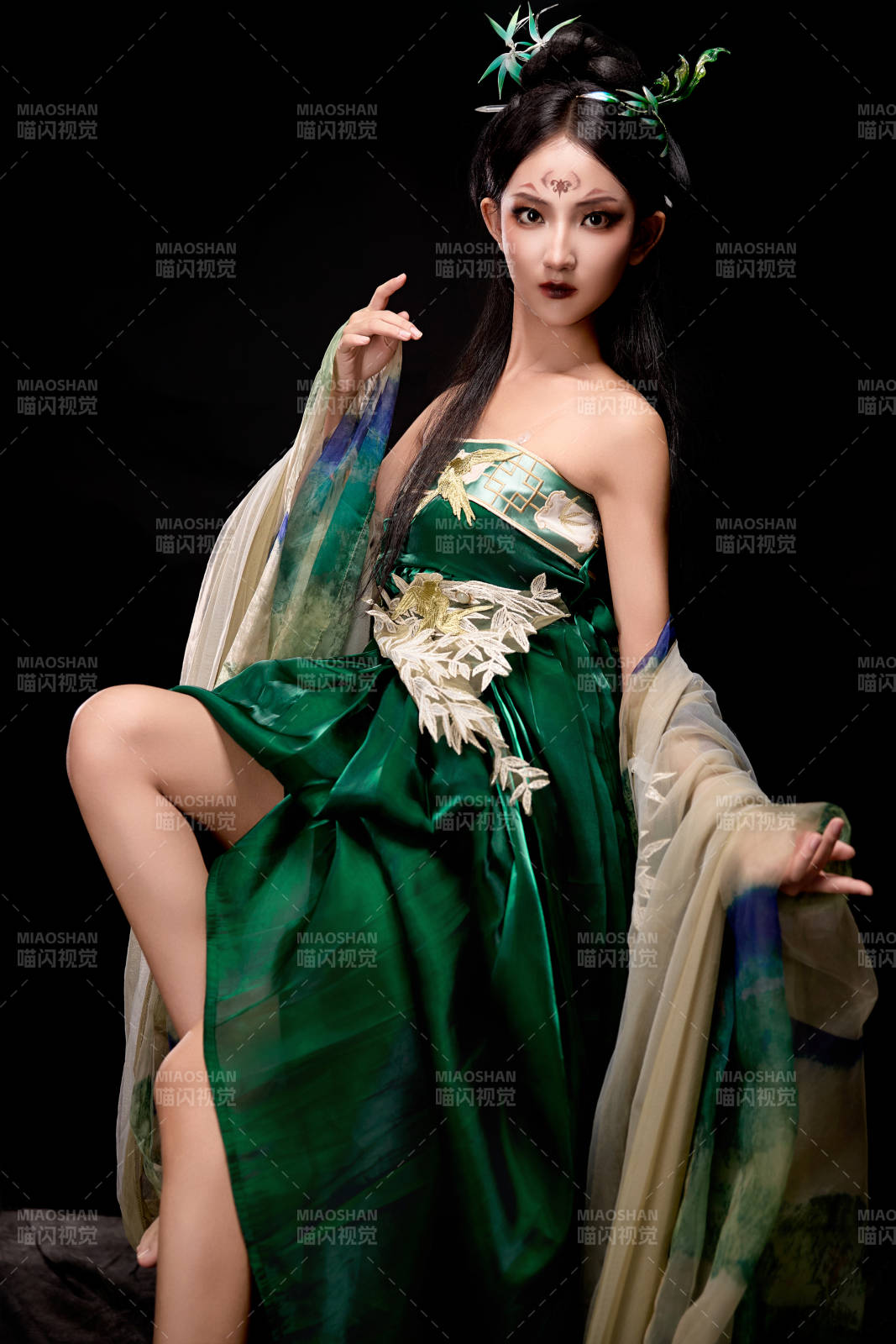 身穿古装汉服坐在椅子上的古灵精怪少女图片