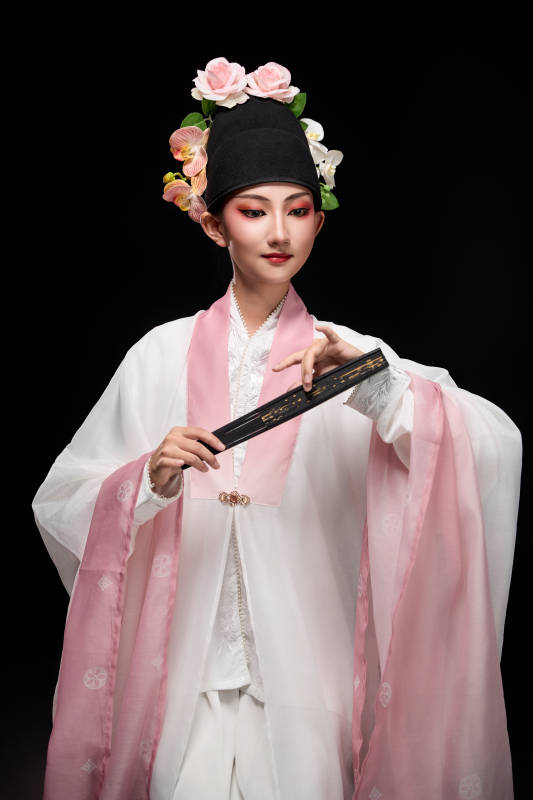 身着粤剧戏曲反串装扮手持折扇的青年女性图片