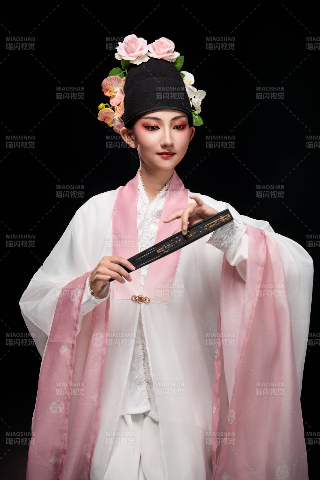 身着粤剧戏曲反串装扮手持折扇的青年女性图片