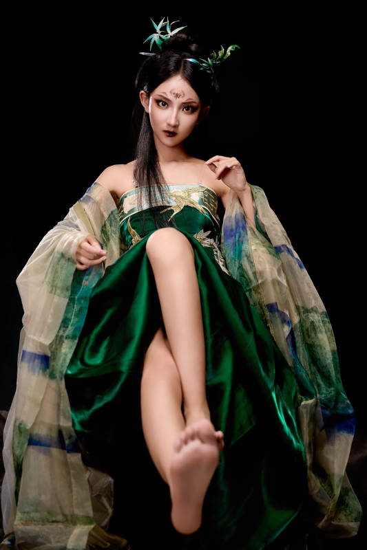 身穿古装汉服坐在椅子上的古灵精怪少女图片