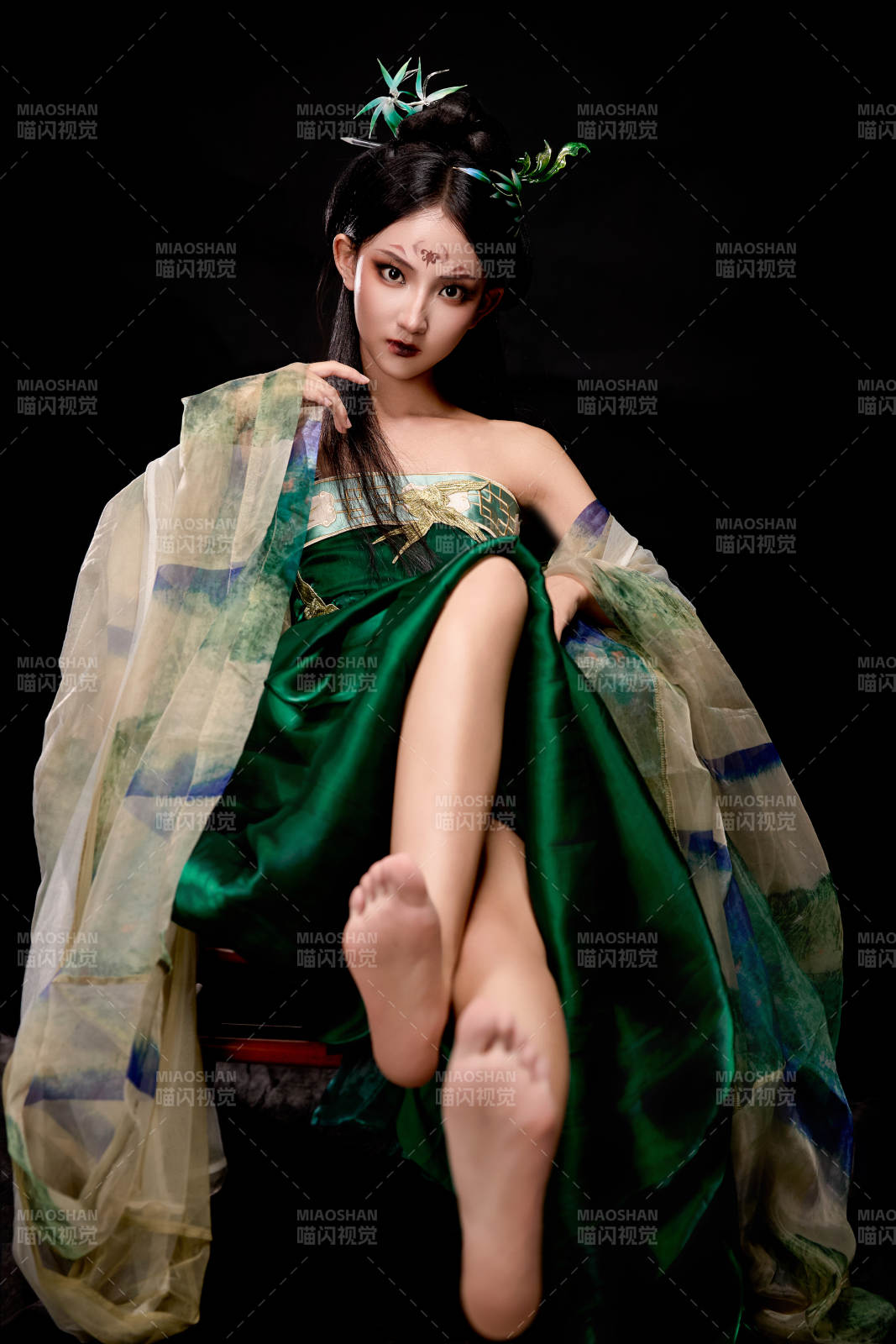 身穿古装汉服坐在椅子上的古灵精怪少女图片