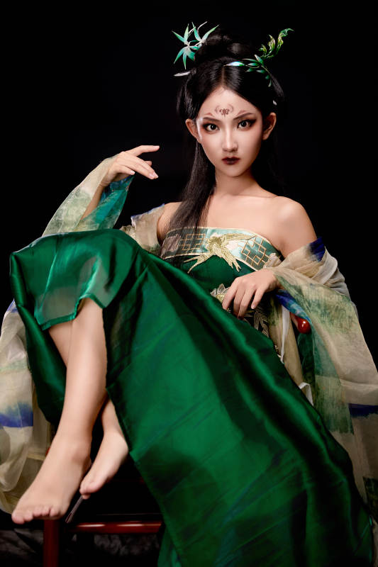 身穿古装汉服坐在椅子上的古灵精怪少女图片