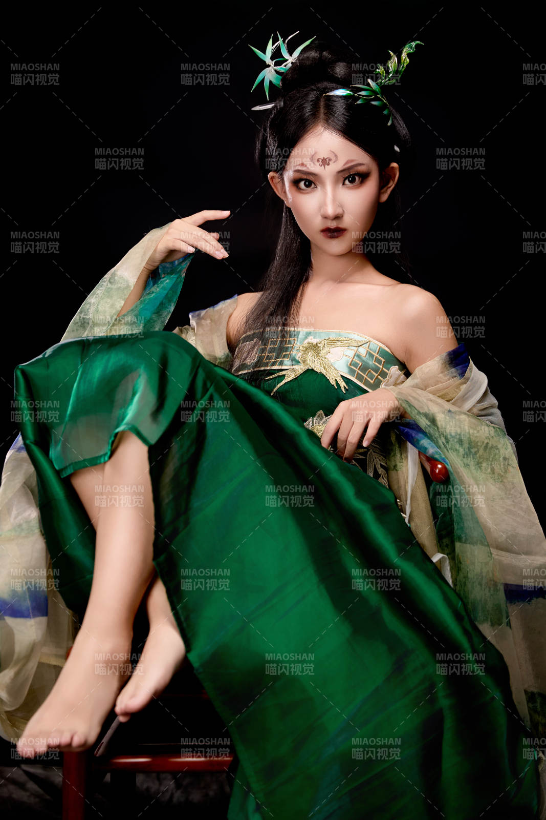 身穿古装汉服坐在椅子上的古灵精怪少女图片