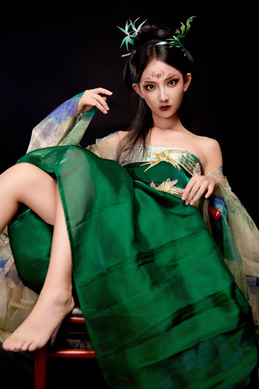 身穿古装汉服坐在椅子上的古灵精怪少女图片