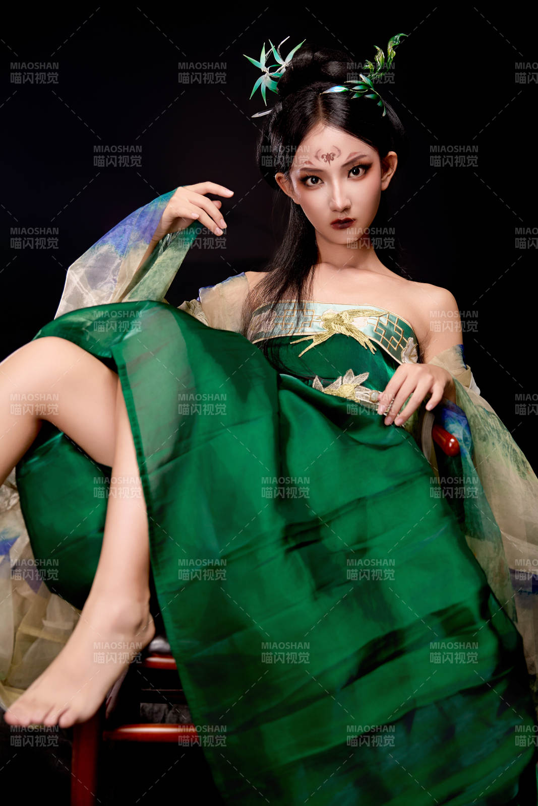 身穿古装汉服坐在椅子上的古灵精怪少女图片