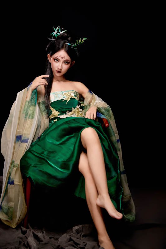 身穿古装汉服坐在椅子上的古灵精怪少女图片