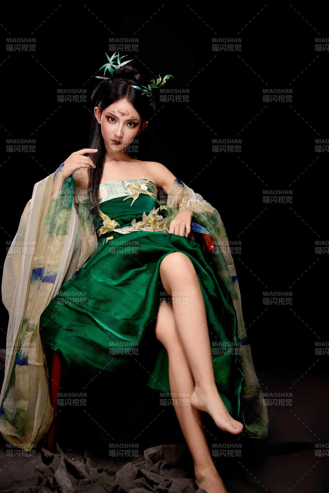 身穿古装汉服坐在椅子上的古灵精怪少女图片