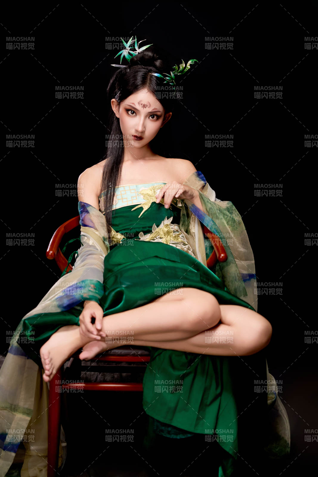 身穿古装汉服坐在椅子上的古灵精怪少女图片