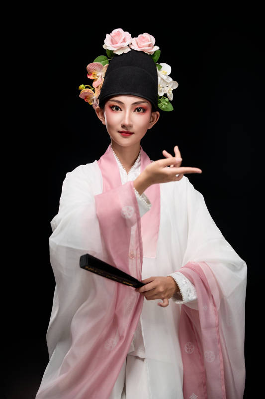 身着粤剧戏曲反串装扮手持折扇的青年女性图片