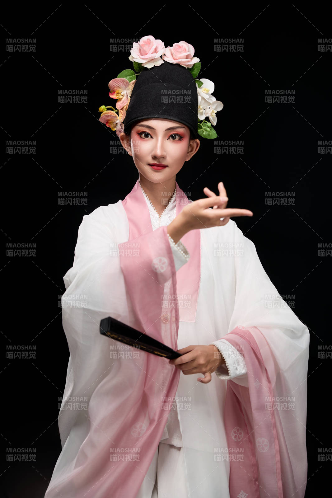 身着粤剧戏曲反串装扮手持折扇的青年女性图片