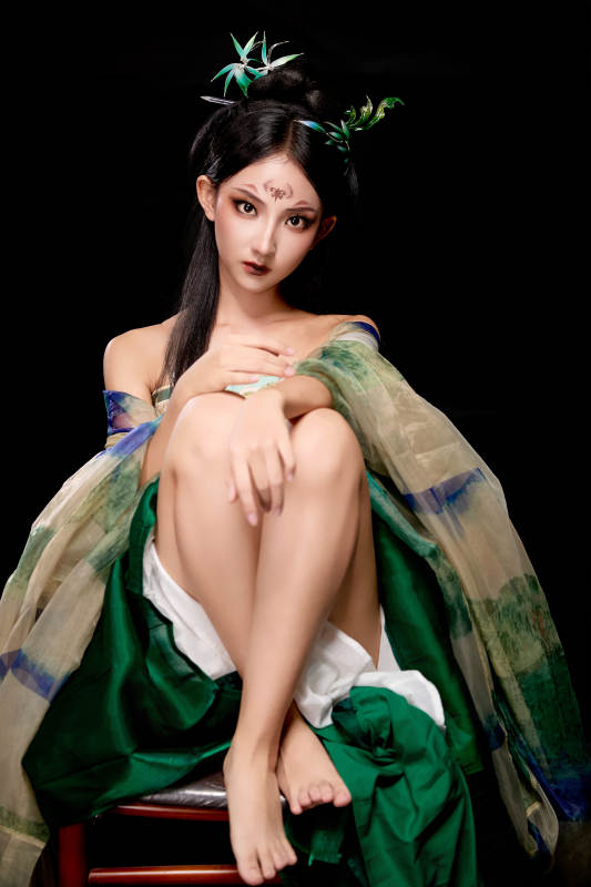 身穿古装汉服坐在椅子上的古灵精怪少女图片