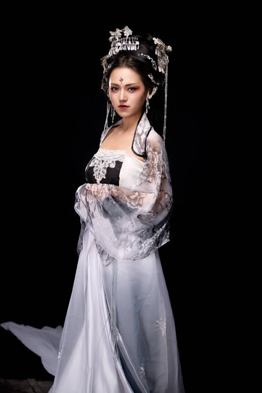 穿着古装仙侠服饰的东方女性图片