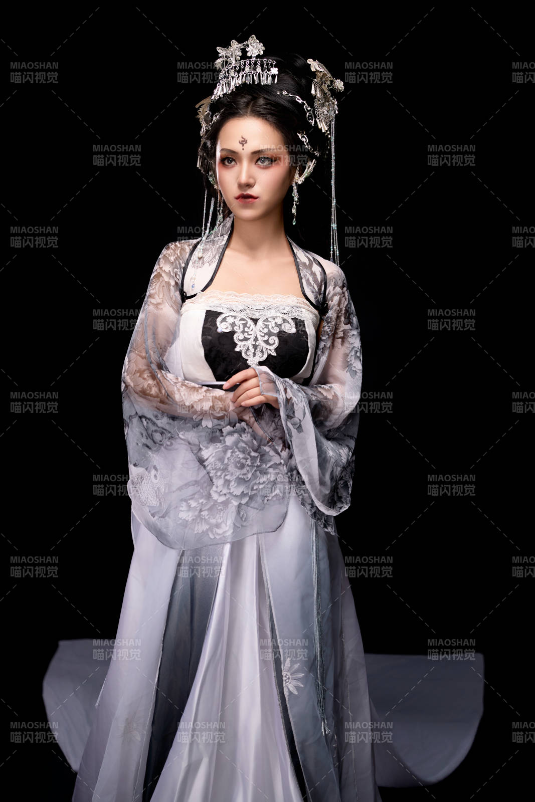 穿着古装仙侠服饰的东方女性图片