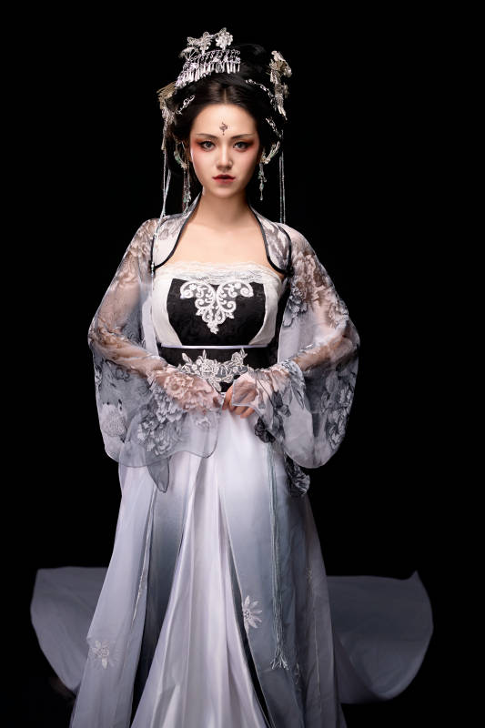 穿着古装仙侠服饰的东方女性图片