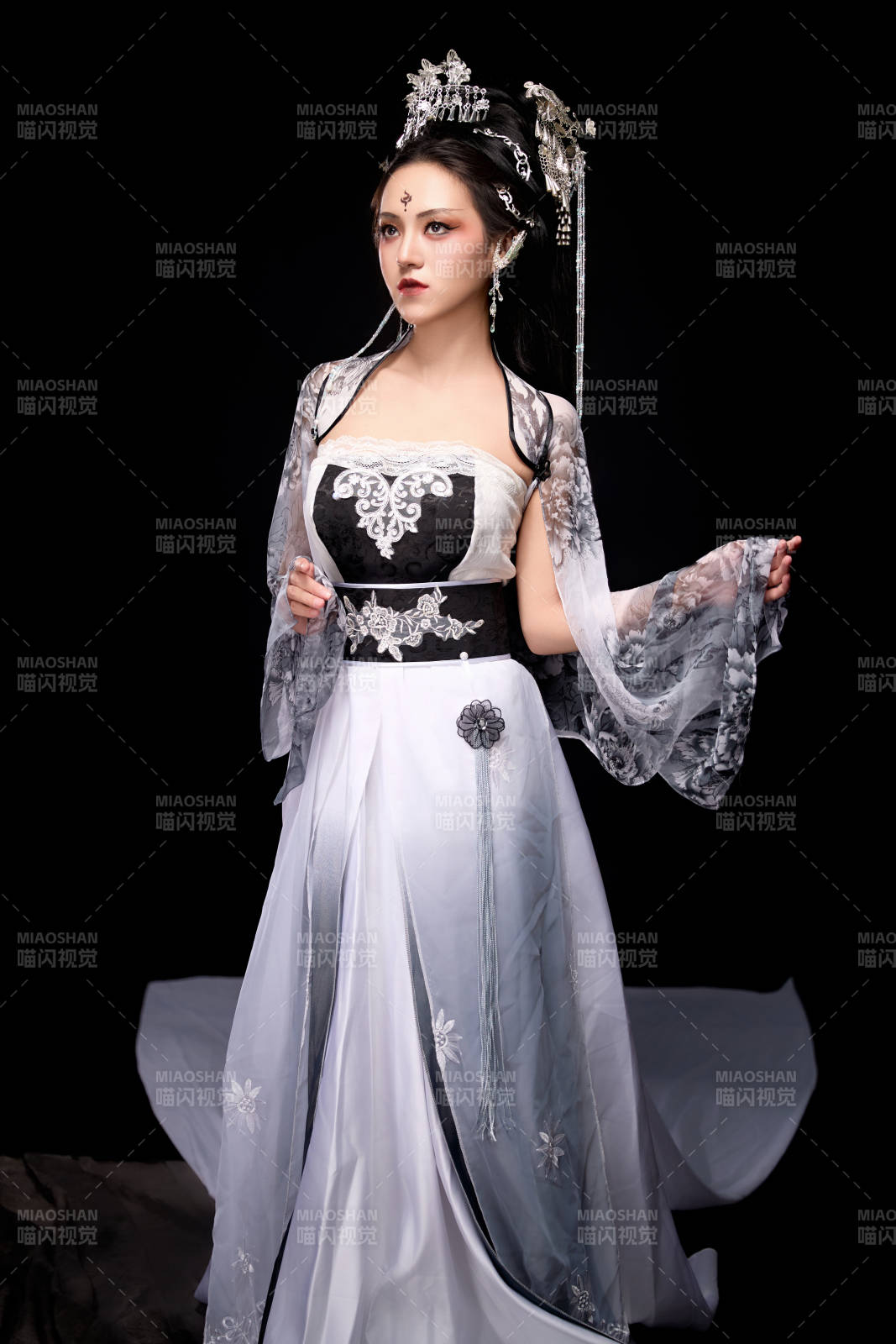 穿着古装仙侠服饰的东方女性图片