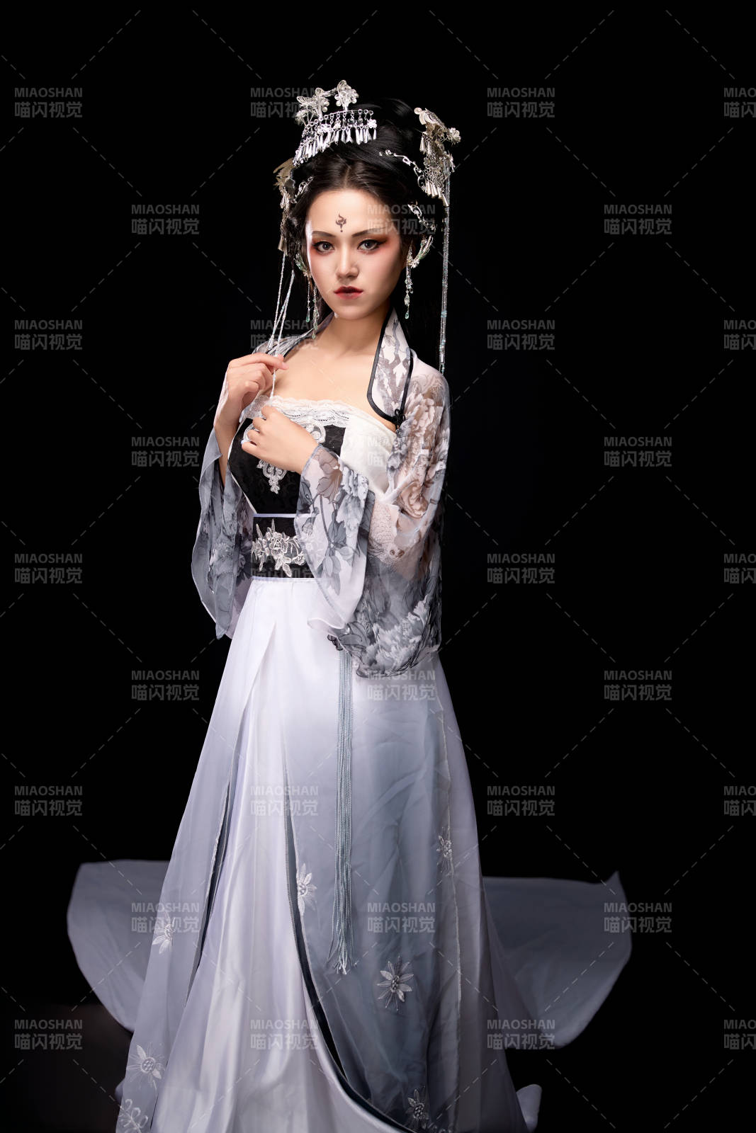 穿着古装仙侠服饰的东方女性图片