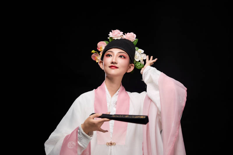 身着粤剧戏曲反串装扮手持折扇的青年女性图片