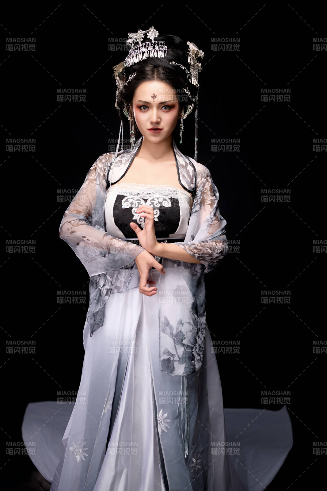 穿着古装仙侠服饰的东方女性图片