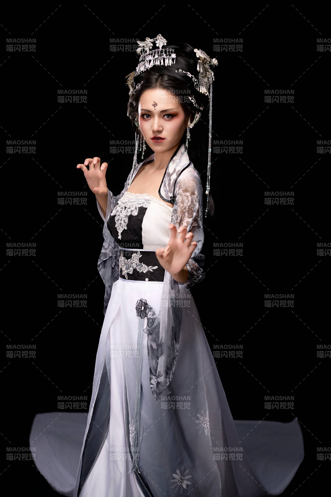 穿着古装仙侠服饰的东方女性图片