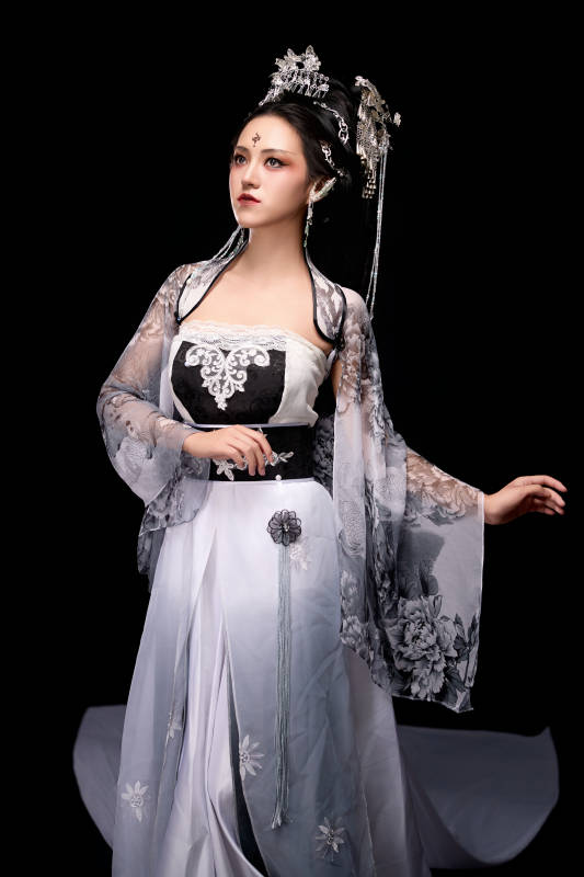 穿着古装仙侠服饰的东方女性图片