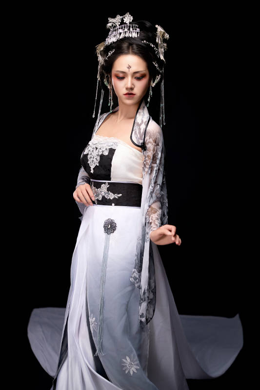 穿着古装仙侠服饰的东方女性图片