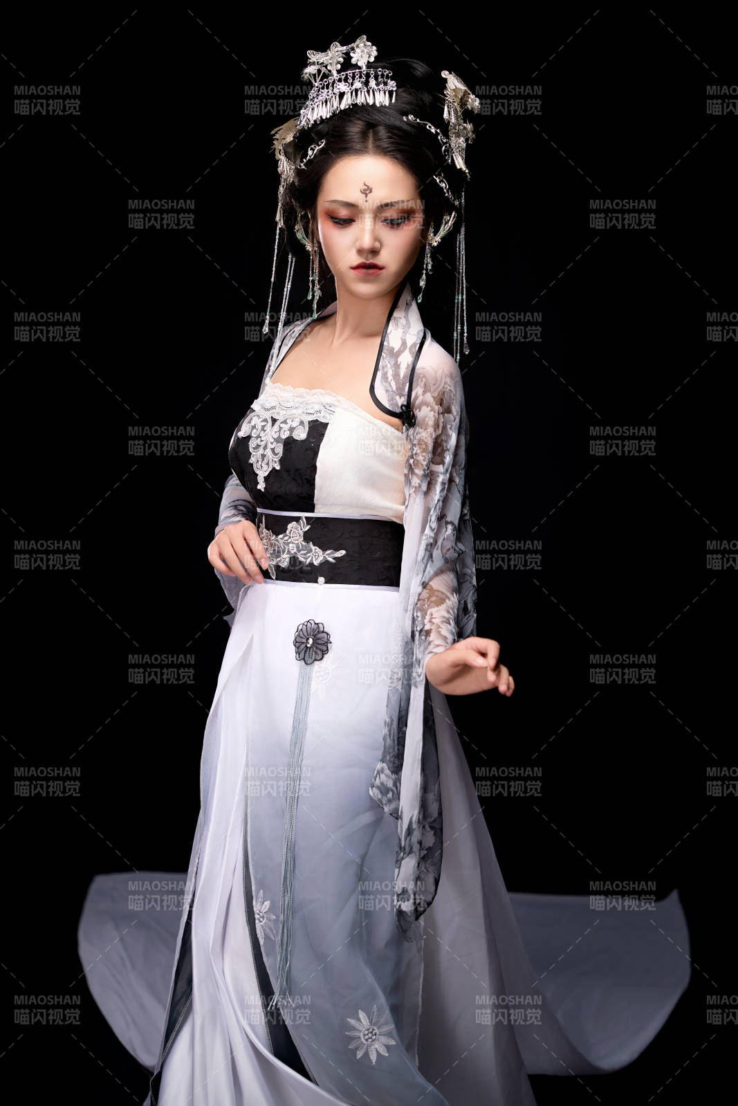 穿着古装仙侠服饰的东方女性图片