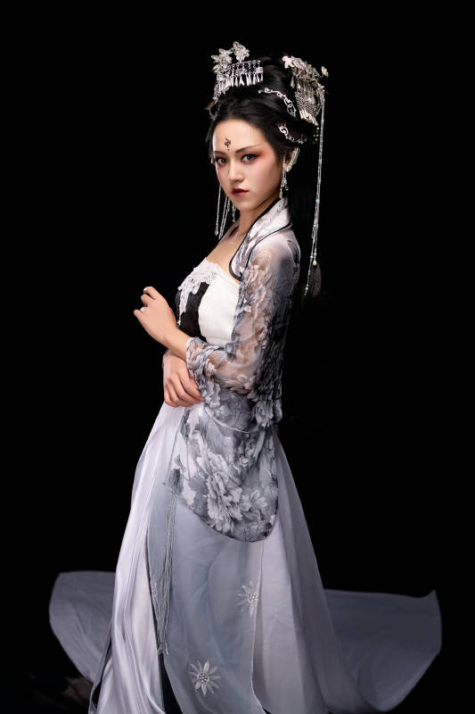 穿着古装仙侠服饰的东方女性图片