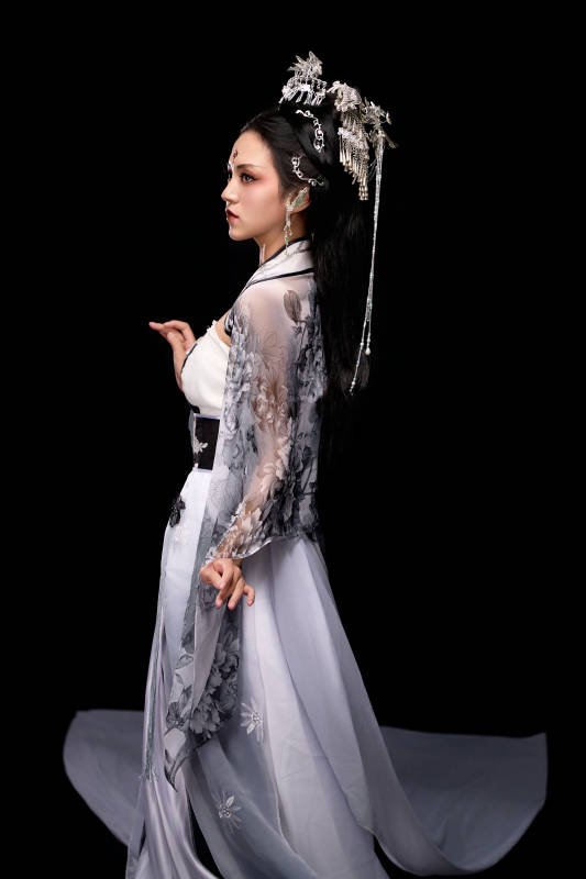 穿着古装仙侠服饰的东方女性图片