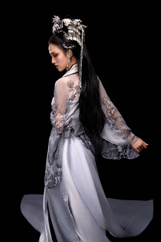 穿着古装仙侠服饰的东方女性图片
