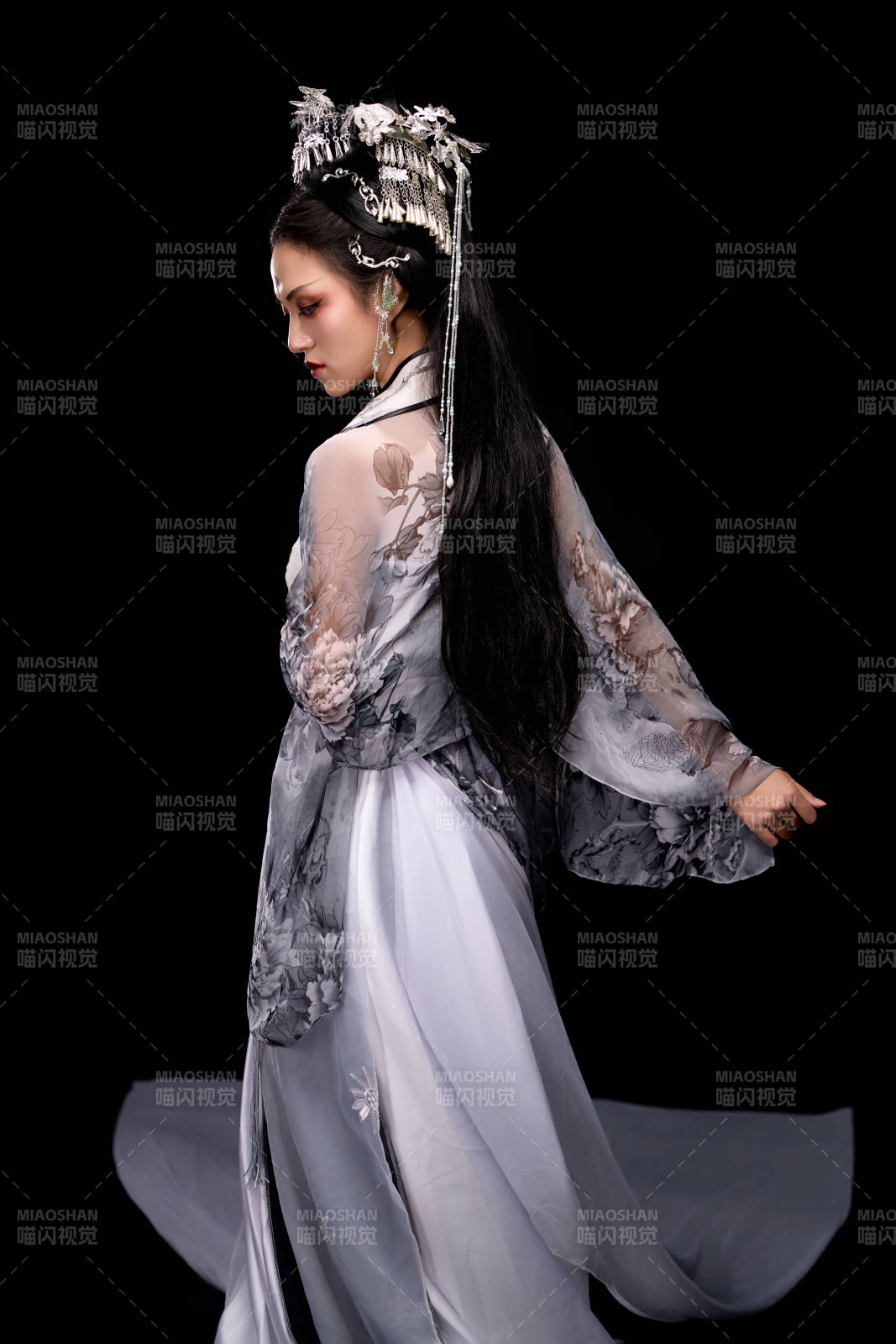 穿着古装仙侠服饰的东方女性图片