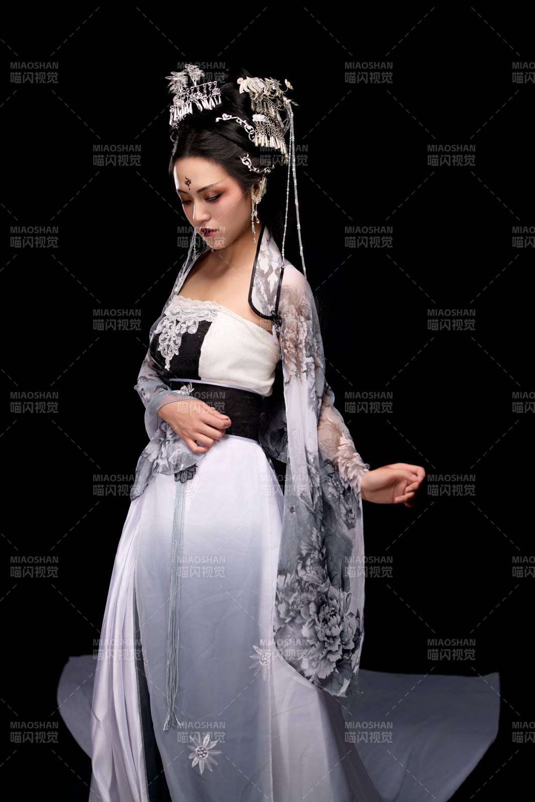 穿着古装仙侠服饰的东方女性图片