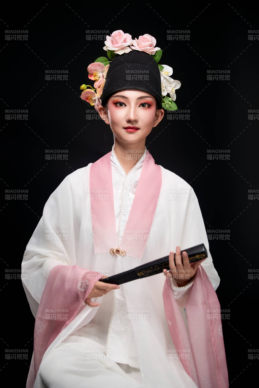 身着粤剧戏曲反串装扮手持折扇的青年女性图片