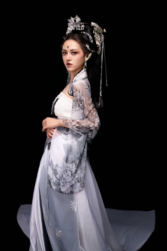 穿着古装仙侠服饰的东方女性图片