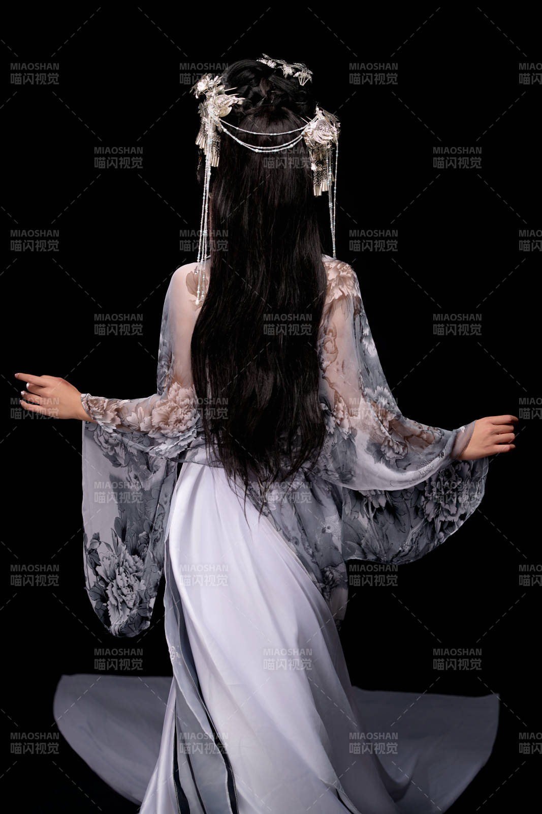 穿着古装仙侠服饰的东方女性图片