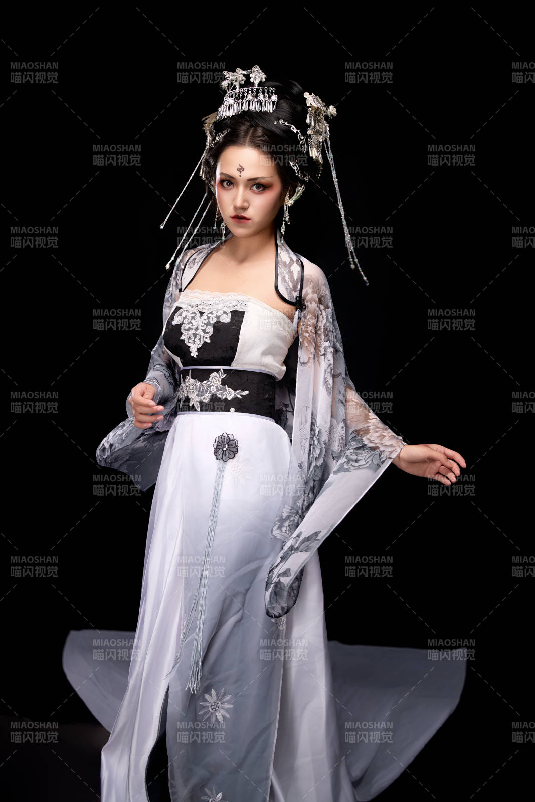 穿着古装仙侠服饰的东方女性图片