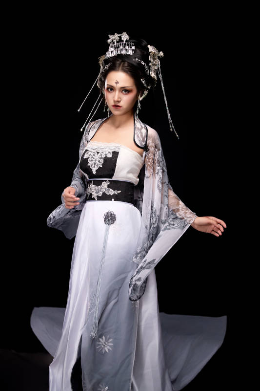 穿着古装仙侠服饰的东方女性图片