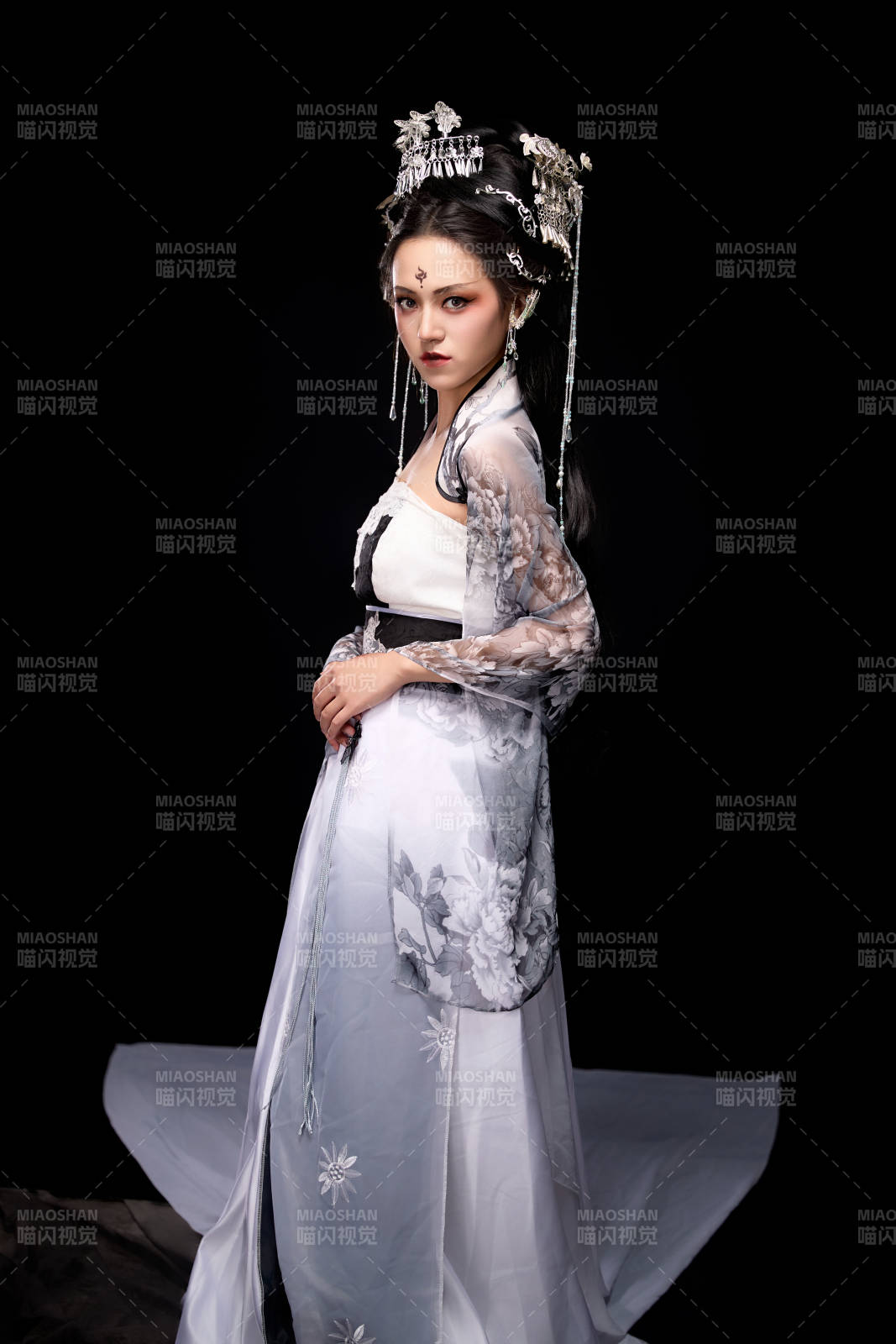 穿着古装仙侠服饰的东方女性图片