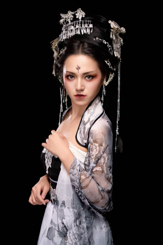 穿着古装仙侠服饰的东方女性图片