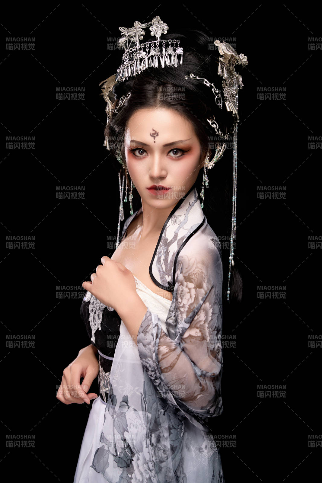 穿着古装仙侠服饰的东方女性图片