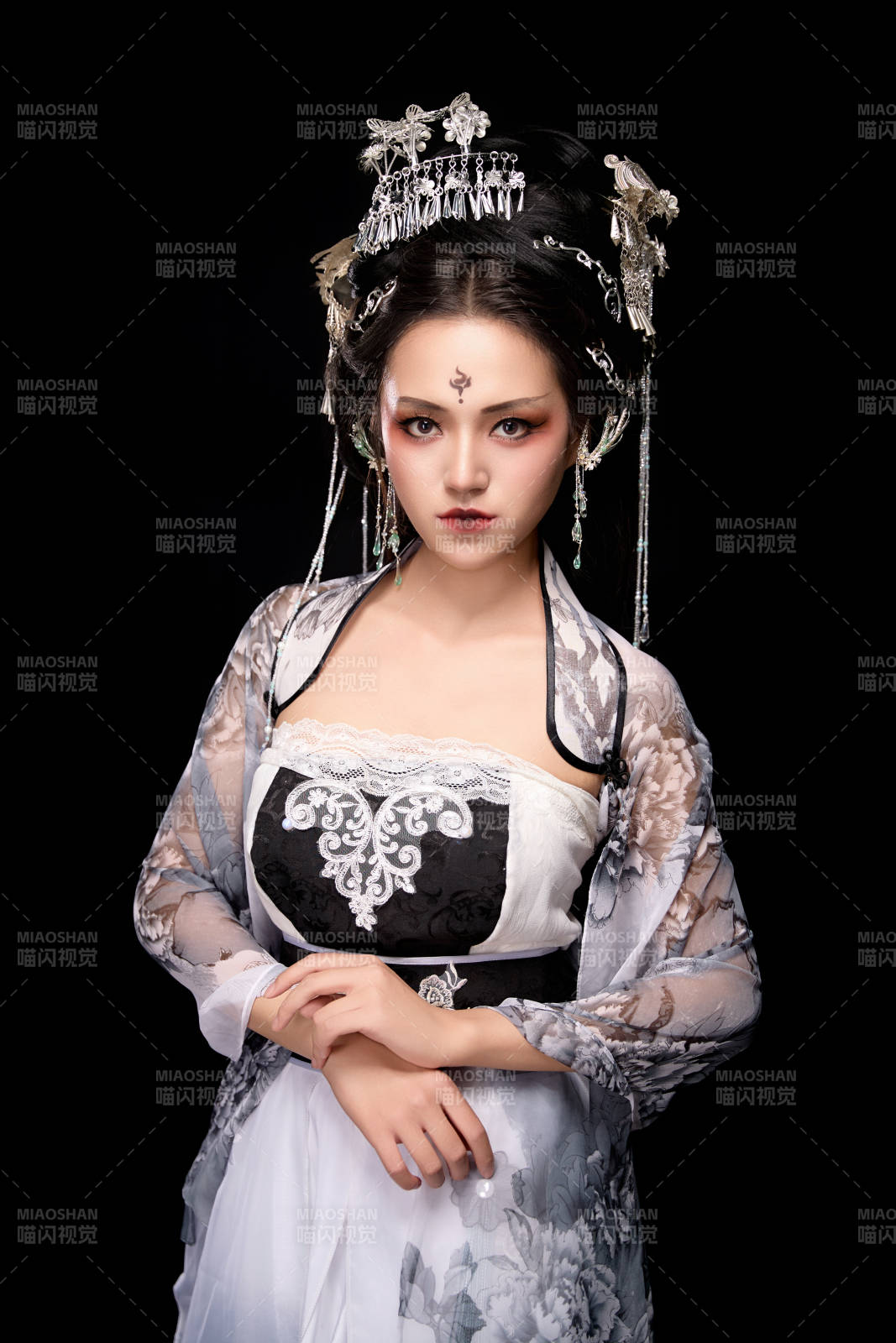 穿着古装仙侠服饰的东方女性图片