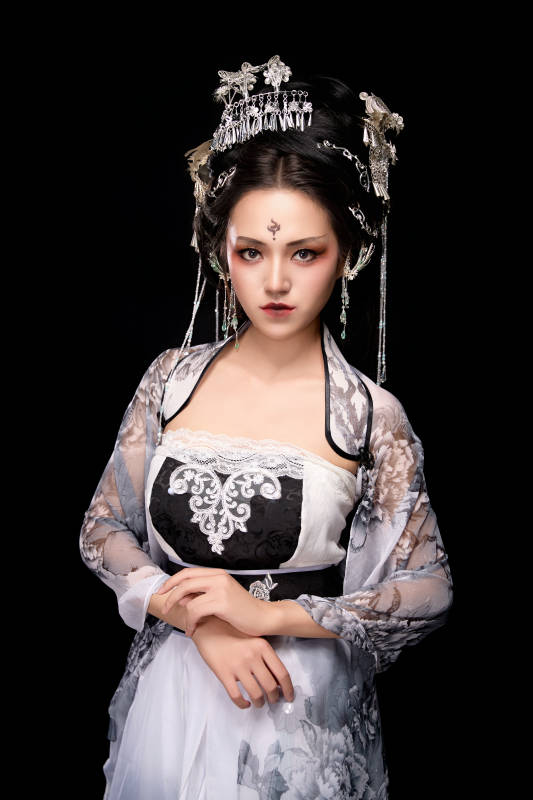 穿着古装仙侠服饰的东方女性图片