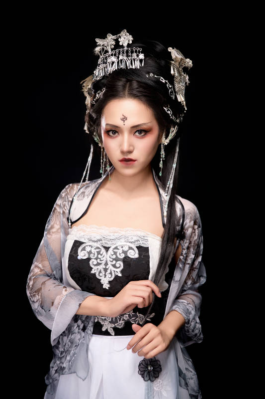 穿着古装仙侠服饰的东方女性图片