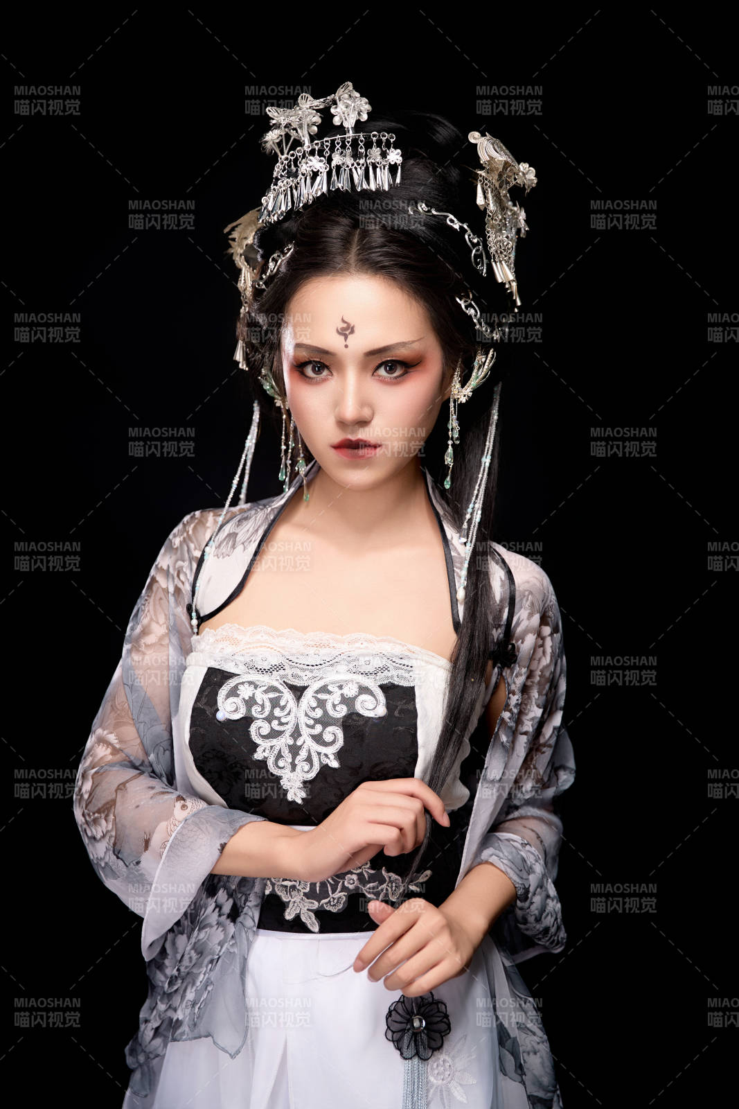 穿着古装仙侠服饰的东方女性图片