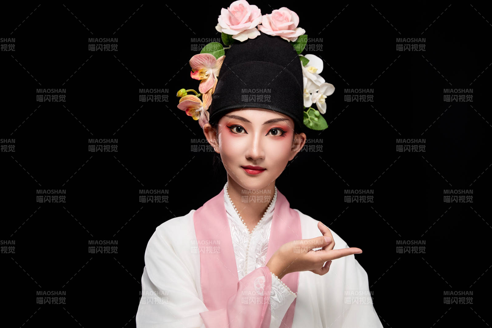 身着粤剧戏曲反串装扮手持折扇的青年女性图片