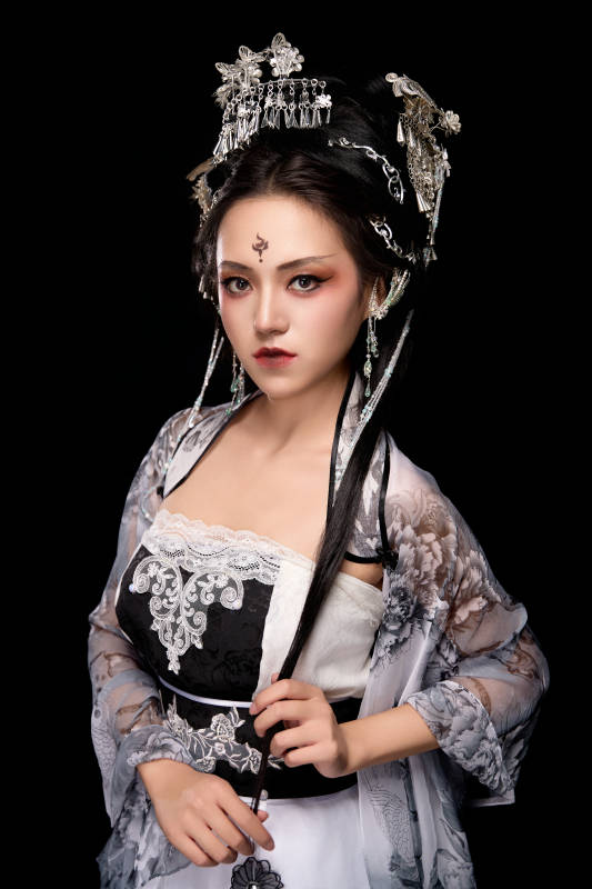 穿着古装仙侠服饰的东方女性图片