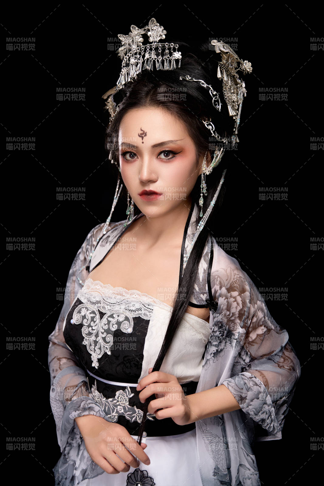 穿着古装仙侠服饰的东方女性图片